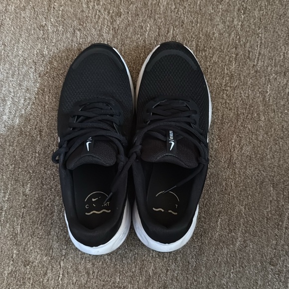 Nike Women’s Black and White Running Shoes Size 8.5 - Picture 3 of 5